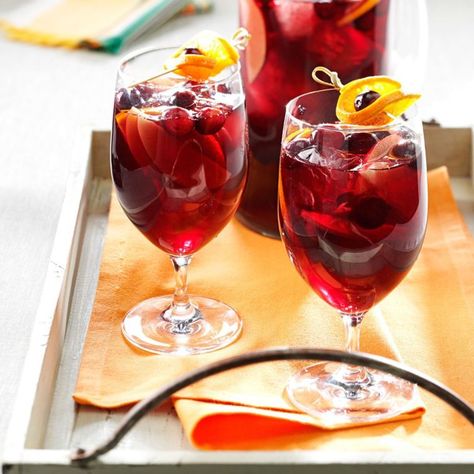 Orange Sangria Recipes, Apple Cider Sangria Recipe, Orange Sangria, Cranberry Orange Relish, Red Sangria Recipes, Sparkling Red Wine, Berry Sangria, Christmas Sangria, Red Wine Sangria