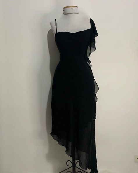 Party Dress Cocktail, Midi Party Dress, Dress With Ruffles, Prom Dress Inspiration, Black Party Dresses, Pretty Prom Dresses, Grad Dresses, Vestidos Vintage, Dress Cocktail