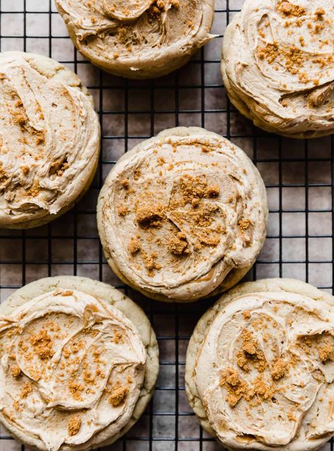 These Biscoff Butter Cookies are made with a soft and sweet brown sugar cookie base topped with a smooth and Biscoff-packed Biscoff Buttercream frosting with Biscoff cookie crumbs on top! Crumbl Cookie Recipes, Biscoff Butter, Biscoff Cookie Recipe, Biscoff Buttercream, Swig Sugar Cookies, Crumble Cookie Recipe, Biscoff Recipes, Butter Sugar Cookies, Graham Cracker Cookies