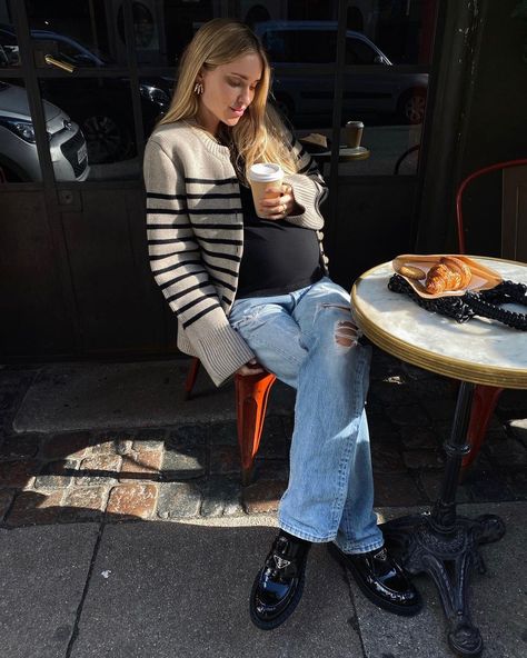 Pernille Teisbaek on Instagram: “Croissant diet🥐” Cool Pregnancy Outfits, Pregnancy Winter Outfits, Chic Pregnancy Style, Yummy Mummies, Pregnancy Fashion Spring, Pregnacy Fashion, Pregnancy Fashion Winter, Pregnancy Fashion Fall, Fall Maternity Outfits