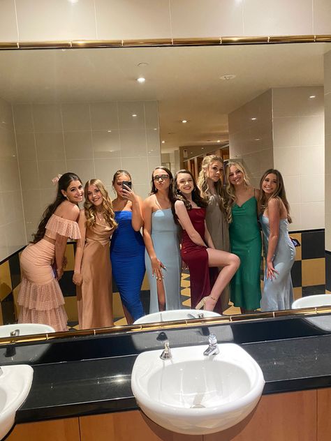 Prom Girls Friends, Prom Friend Pictures Group Poses, Prom Photo Ideas Best Friend, Prom Aesthetic Friends, Prom Ideas Pictures, Prom Pics With Friends, Fantasy Prom Dress, Prom Pictures Friends, Prom Vibes