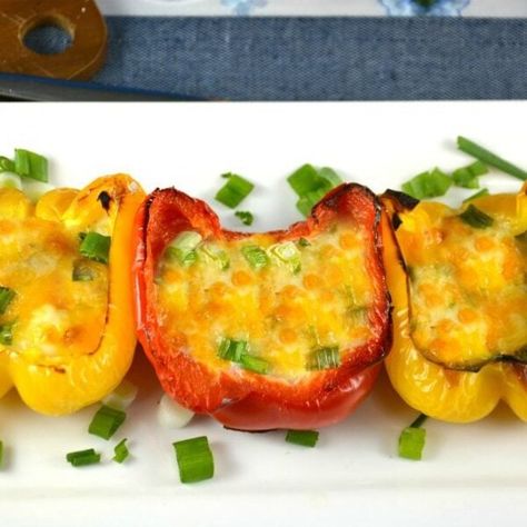 Roasted Sweet Pepper Egg Cups - Kitchen Divas Pepper Egg Cups, Baked Bell Peppers, Scrambled Egg Whites, Brunch Egg Dishes, Egg Boats, Baked Egg Cups, Egg Recipes For Dinner, Egg Roast, Chicken Melts