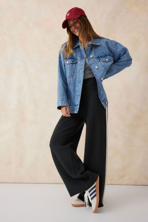 Oversized Jean Jacket Outfit, Blue Denim Jacket Outfit, Trucker Jacket Outfit, Blue Jean Jacket Outfits, Oversized Denim Jacket Outfit, Shacket Outfit, Denim Shacket, Oversized Denim Shirt, Jacket Outfit Women