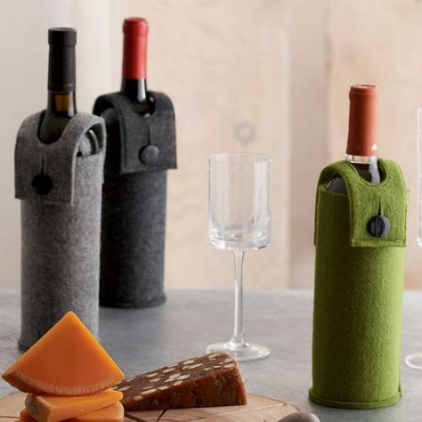 felted wine bottle holder pattern | Hold your bottle of wine with this charming felt wine holder! Wine Sleeve, Christmas Wine Bottle Covers, Wine Bottle Sleeves, Wood Cheese Board, Wine Bottle Covers, Wine Bottle Bag, Bottle Sleeves, Diy Bottle, Wine Holder