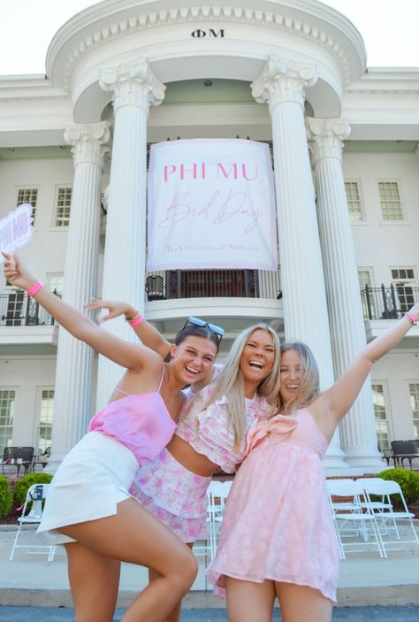 university of alabama rush sororities phi mu bid day college greek life SEC school Alabama Rush, Preppy Sorority, Rush Week, Sorority House, Bid Day Themes, Go Greek, Pi Phi, Sorority Girl, Phi Mu