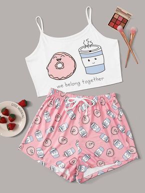 Conjunto de pijama de tirante con estampado de dibujos animados y letra | SHEIN España Women's Streetwear Fashion, Pajama Fashion, Cute Sleepwear, Denim Jeans Fashion, Cute Pajama Sets, Fashion Cartoon, Chill Outfits, Cute Pajamas, Crop Top Outfits