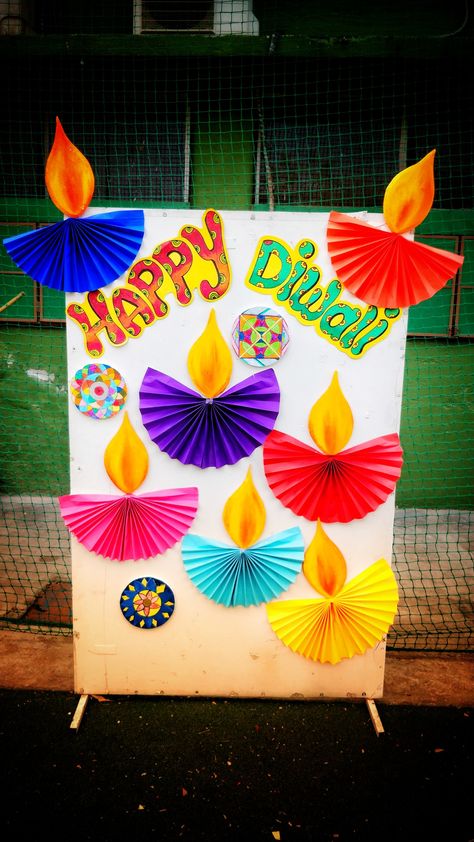 Happy Diwali board decoration Activity For Diwali For Kids, Festival Board Decoration, Diwali Class Decoration Ideas, Diwali Photo Booth Ideas, Divali Ideas Crafts, Board Decoration For Diwali, Tihar Decoration, Diwali Bulletin Boards For School, Diwali Classroom Decoration