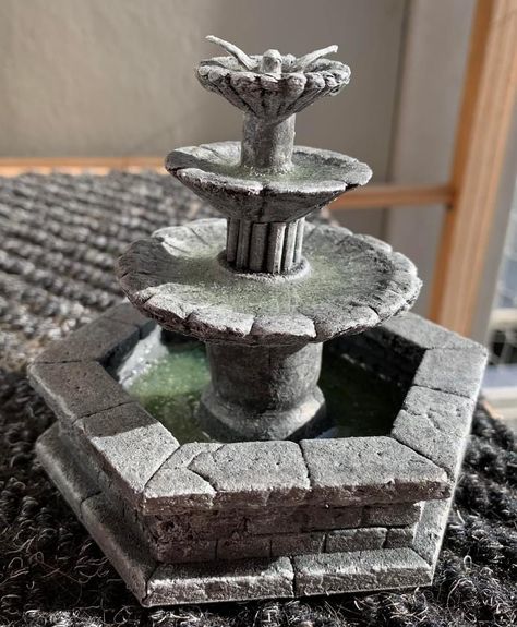 Miniature Fountain, Dnd Crafts, Dollhouse Garden, Halloween Village, Harry Potter Diy, Fairy Garden Diy, Christmas Villages, Miniature Crafts, Diy Cardboard