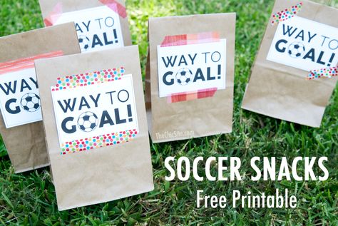 Use our free printable to make your Soccer Snacks in style! Put anything you want in a paper or plastic bag and use some washi tape to decorate! Soccer Treat Bags Ideas, Soccer Treats For Kids, Soccer Snack Bags, Soccer Mom Snacks, Soccer Game Snacks, Mk Outfits, Soccer Team Mom, Sport Snacks, Soccer Treats