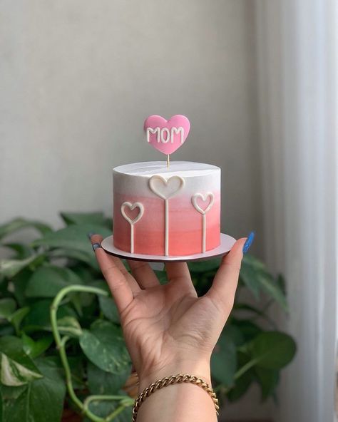 Mini Valentine Cakes, Kue Macaroon, Small Birthday Cakes, Pig Birthday Cakes, Birthday Cake For Mom, Birthday Cake For Husband, Cake For Husband, Mini Torte, Cake Decorating With Fondant