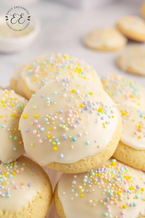 The Best Italian Easter Cookies February Baking, Easter Cheese Ball, Italian Easter Cookies, Parmesan Noodles, Cute Easter Desserts, Cream Cheese Pinwheels, Easter Cookie Recipes, Italian Wedding Cookies, Cheese Pinwheels