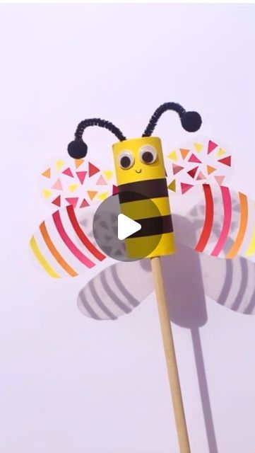 Ocean Child Crafts on Instagram: "Flying paper roll bee craft. 🐝💕 A super fun spring/summer craft idea for the weekend. 👌🏼 Glue the bee on a stick and take the kids outside to play! 🌼🌴☀️  Craft supplies needed: - Paper roll - Yellow/black paper - Black pipe cleaner and pom poms - 2 googly eyes - Plastic sheet from packaging (we use a 1/2 of a plastic folder) - Decorate your plastic sheet with paper, paint, paint markers, confetti, etc. (optional). - Glue - Scissor   Let me know in the comments if you have any questions. 😊 👉🏼 Tag your family and friends in the comments and save this craft idea so you can create it on a later date. Enjoy your weekend and happy crafting! 🎉  #beecraft #springcraft #summercraft #weekendactivities #playoutside #crafting #kidsideas #recyclecraft #recycl Flying Bee Craft, Paper Bumble Bee, Bee Out Of Toilet Paper Roll, Honey Bee Paper Craft, Bee Finger Puppet Printable, Bumble Bee Construction Paper, Bumble Bee Craft, Plastic Folders, Weekend Activities