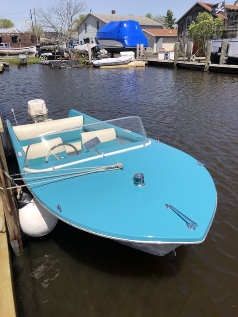 Boat Colors Ideas, Boat Colors, Vintage Fiberglass Boats, Wooden Boats Vintage, Malibu Boats, Old Row Boat, Vintage Runabout Boats, Bass Boat Seats, Vintage Outboard Boat Motors