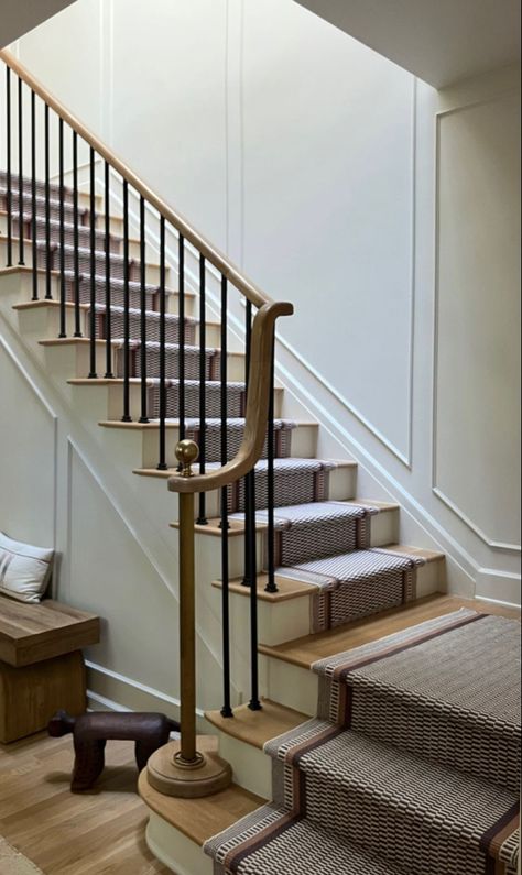 درابزين السلم, Staircase Interior Design, Wrought Iron Staircase, Staircase Design Modern, Staircase Railing Design, Handrail Design, Stairs Design Interior, Iron Staircase, Iron Stair Railing