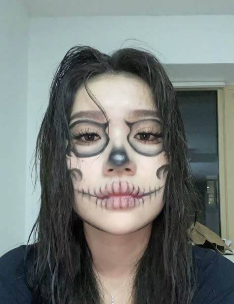 Skeleton Makeup Aesthetic Easy, Halloween Costumes Skull Make Up, Tiktok Skeleton Makeup, Tate Skull Makeup Easy, Chicana Skull Makeup, Halloween Face Makeup Scull, Pretty Skull Makeup Halloween, Asian Halloween Characters, Cute Halloween Face Makeup