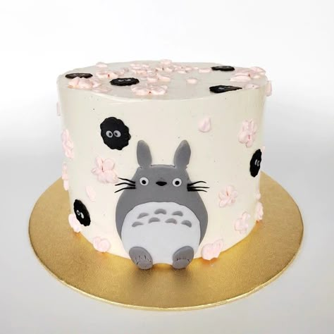 2 Layer Cake Decorating Ideas, Totoro Cake Topper, Totoro Birthday Cake, Ghibli Cake, Totoro Birthday, Totoro Cake, Studio Ghibli Party, Totoro Party, Anime Cake