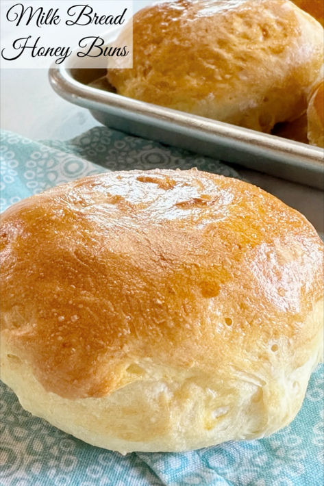 A homemade milk bread honey bun. Fall Breads, My Country Table, Caramel Apples Homemade, Country Dinner, Japanese Milk Bread, Pizza Dough Recipe Easy, Origami Ornaments, Dinner Sandwiches, Biscuit Rolls