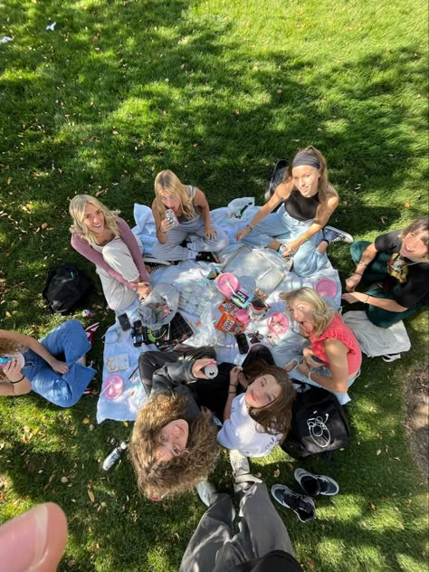 Picnic Dates With Friends, Picnic Group Photo, Summer Picnic With Friends, Cute Picnic With Friends, Picnic Pics With Friends, Picnic Photoshoot Friends Photo Ideas, Friends Group Activities, Group Picnic Photoshoot, Friend Group Picnic