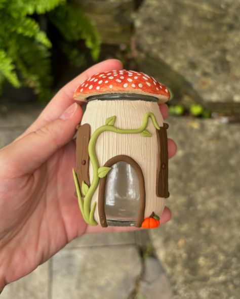 This charming mushroom mason jar house will be coming with me to the Summer’oween market on Sunday June 16th (12 - 5PM) 🧙🧚‍♀️🍄 Address: 151 Lorne Ave E, Stratford, ON N5A 6S4, Canada Event by: @stratfordinclusivemarkets #whimsical #craft #polymerclay #smallbusiness #artist #mushrooms #cottagecore #masonjar #market Mushroom Mason Jar, Mushrooms Cottagecore, Clay Sculpting, Soft Clay, Cerámica Ideas, Play Clay, Mini Accessories, Craft Show Ideas, Sculpting Clay