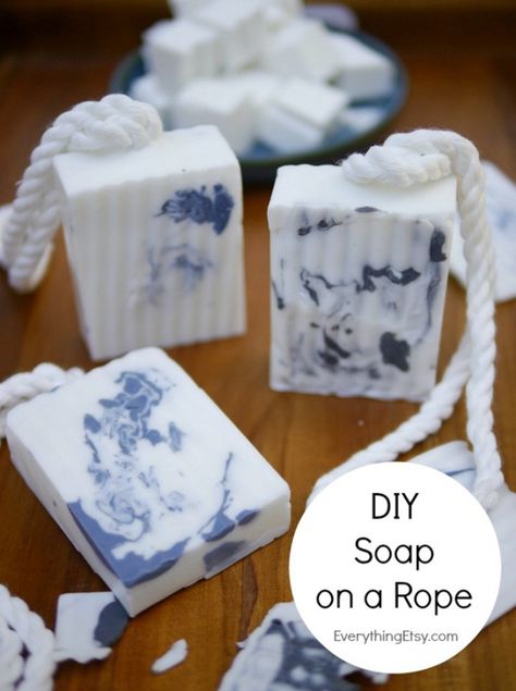 Diy Soap On A Rope, Diy Gifts For Christmas, Savon Diy, Diy Gifts For Men, Soap On A Rope, Handmade Gifts For Men, Easy Handmade Gifts, Thanksgiving 2020, Rope Diy