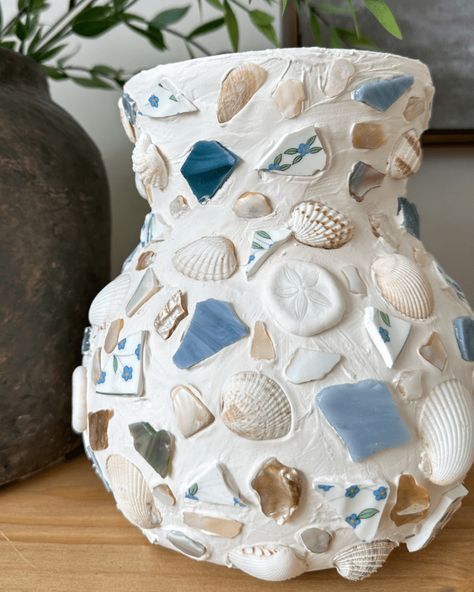 How to make your own collected vase Seashell Vase Diy, Mosaic Vase Diy, Shell Vases, Seashell Vase, Shell Vase, Shell Projects, Mosaic Vase, Shell Mosaic, Art Night