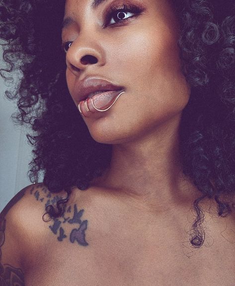 Lip Cuffs – Sincerely Antoinette Diy Lip Cuff, Wire Face Jewelry, Lip Cuff Jewelry, Lip Piercing Black Women, Chin Jewellery, Indigenous Accessories, Piercing Setup, Peircings Women, Afro Jewelry