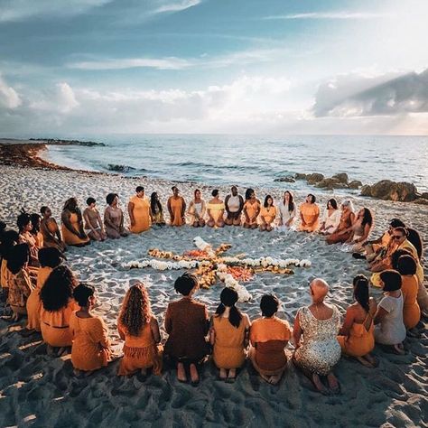 Gefällt 146 Mal, 19 Kommentare - Wild Women Summit by Charleen☽ (@wildwomensummit) auf Instagram: „Der erste Tag ist rum! Wow! Danke erstmal an all die wundervollen Emails und Nachrichten die ich…“ Womens Circle, Sister Circle, Women Circle, Women Gathering, Women's Circle, Women Talk, One Chance, 2025 Vision, Full Circle