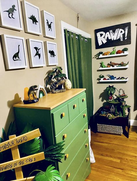 Dino Themed Room, Dinosaur Display Boy Rooms, Dinasour Bedroom Decor, Dinosaur Room Decor Diy, Boys Dinosaur Bedroom Ideas, Toddler Boy Room Ideas Themes, Dinosaur Furniture, Dinosaur Room Boys, Dinosaur Room Ideas