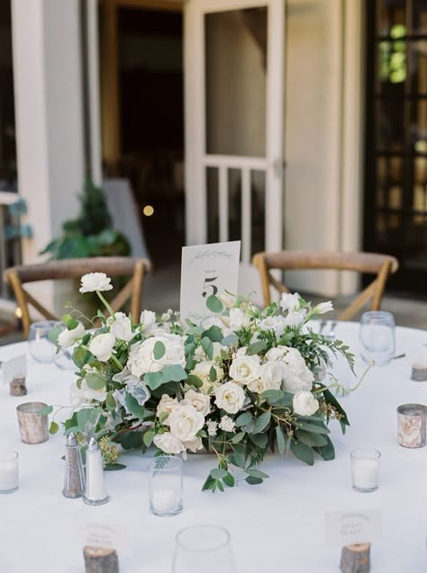 Round Garland Centerpiece Wedding, Low Table Floral Arrangements, Vaseless Floral Centerpiece, White Floral Centerpieces Wedding Low, Low White Floral Centerpieces, Wedding Bouquet Centerpieces, Low White Flower Centerpieces, Floral Foam Centerpiece, Low Table Centerpiece