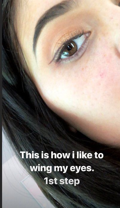 See How Kylie Jenner Creates Her Winged Liner — Spoiler, It Doesn't Actually Include Eyeliner Eyeshadow As Eyeliner, Maquillaje Kylie Jenner, Winged Eyeliner Makeup, Easy Winged Eyeliner, Eyeshadow For Green Eyes, Eyeliner Application, How To Do Eyeliner, Eyeliner Hacks, Winged Eyeliner Tutorial