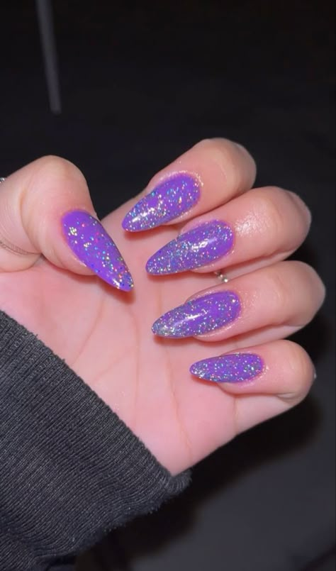 18th Birthday Nails Purple, Purple Nails Glitter Sparkle, Euphoria Themed Nails, Euphoria Nails Purple, Purple Glitter Almond Nails, Aniversario Euphoria, Glittery Purple Nails, Nails Roxo, Euphoria Nails Ideas