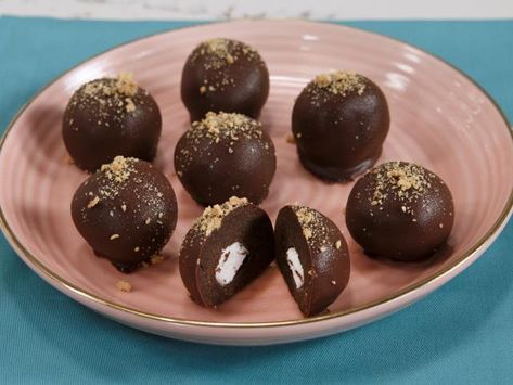 Get S'mores Truffles Recipe from Food Network Culinary Classroom, Yummy Chocolate Desserts, Smores Party, Homemade Chocolates, Truffles Recipe, Chocolate Graham Crackers, The Food Network, Truffle Recipe, O Keeffe