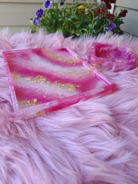 Pink And Gold Resin Tray, Cute Rolling Tray Ideas, Resin Rolling Tray Ideas, Diy Rolling Tray Ideas, Diy Resin Wall Art, Resin Rolling Tray, Epoxy Tray, Shrink Paper, Resin Work