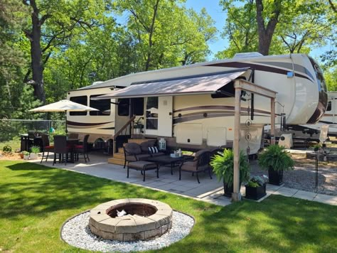 Fifth Wheel Patio Ideas, Camper Landscaping Ideas Yards, Trailer Patio Ideas Outdoor Spaces, Landscaping Ideas Around Camper, Rv On Land Ideas, Camper Spot Ideas, Rv Decorating Ideas Exterior, Camper Lot Landscaping, Rv Porch Ideas