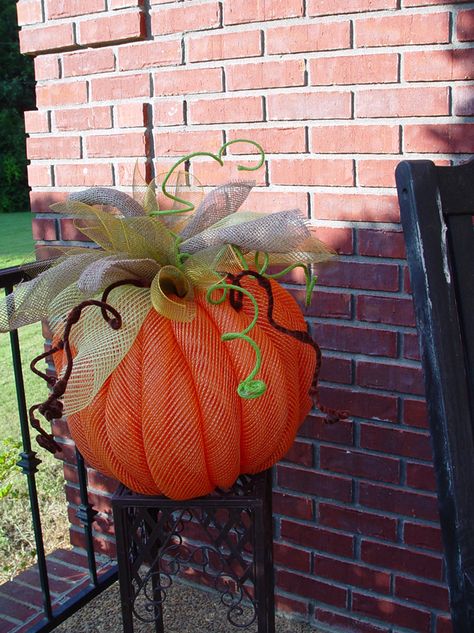 Deco Mesh Pumpkin - Video and Written Tutorial at Trendy Tree!  #TrendyTree Mesh Pumpkin, Deco Mesh Pumpkin, Pumpkin Tutorial, Deco Mesh Crafts, Dekoratívne Vence, Poinsettia Wreath, Deco Wreaths, Crochet Easter, Christmas Farmhouse