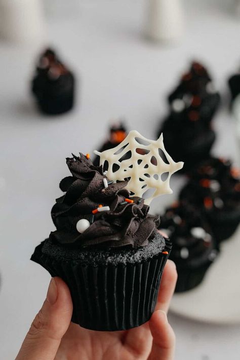 Get ready for the spooky season with these moist black velvet cupcakes!These cupcakes are naturally dyed with black cocoa powder, giving you this intense black colour and delicious chocolate taste. It’s frosted with a creamy black cocoa buttercream. Plus – the whole recipe only takes 20 minutes to prep!Click Black Velvet Cupcakes, Black Velvet Cakes, American Buttercream Recipe, Black Cocoa Powder, Fluffy Cupcakes, Mocha Cupcakes, Black Cocoa, Orange Chocolate Cake, Cupcake Tray