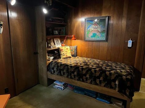 Wood Wall Room, Echo Aesthetic, Small Desert Town, 1970s Bedroom, 70s Bedroom, Fun Lights, 2000s Core, 70s Interior Design, Men Bedroom