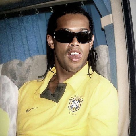 Ronaldinho Icon, Ronaldinho Skills, Brazil Football Team, Soccer Highlights, Football Players Images, Retro Football Shirts, Football Images, Football Icon, Sports Aesthetic