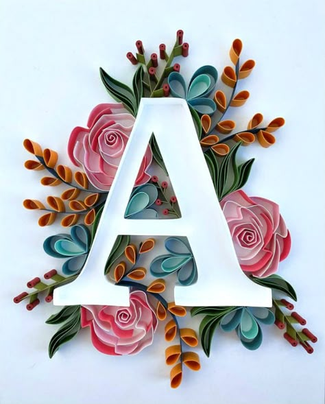 Quilling Paper Letters, Paper Quilling Monogram, Letter Paper Quilling, Teknik Quilling, Quiling Paper Art, Diy Quilling Crafts, Quilling Flower Designs, Quilling Letters, Arte Quilling