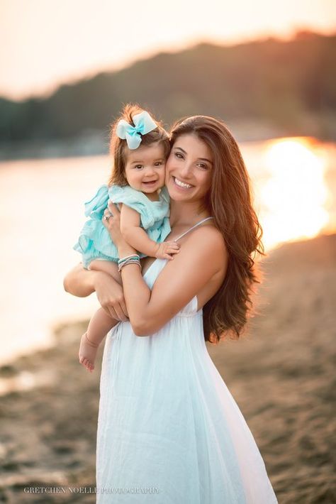 Mother Daughter Baby Photoshoot, Baby Girl Photoshooting Ideas Beach, Mama Baby Photography, Mom And 6 Month Baby Pictures, Mom And Baby Poses Photo Ideas, Mommy And Me 6 Month Photo Shoot, Mommy And Me Poses Baby, Family Beach Pictures Poses Mother Daughters, Baby And Mother Photography