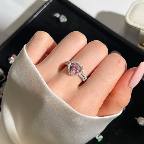 💍🎀 Shop our “Matching Hearts” ring at www.EcstasyJewellery.com Presenting our beautiful pink silver 𝐌𝐚𝐭𝐜𝐡𝐢𝐧𝐠 𝐇𝐞𝐚𝐫𝐭𝐬 detachable rings set, a perfect blend of luxury and affordability. Each ring features a stunning pink heart gemstone encased in premium silver, exuding elegance and sophistication. This set is ideal as a promise ring or even best-friends matching rings. ♡ Size: Different sizes available ♡ Material: Authentic S925 Sterling Silver ♡ All of our jewelry are waterproof, tarnish-f... Pink Diamond Wedding Rings, Pink Heart Ring, Wedding Rings Women, A Promise Ring, Pink Heart Rings, Matching Promise Rings, Heart Promise Rings, Luxury Diamonds, Heart Gemstone