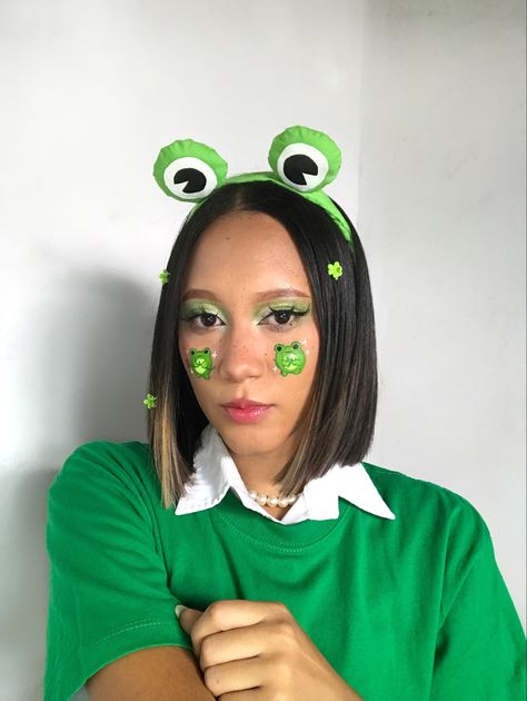 Makeup - maquillaje de ranita Frog Halloween Costume Diy, Easy Frog Costume, Frog Costume Diy, Frog Makeup, Bee Makeup, Frog Costume, Princesa Tiana, Thrift Store Crafts, Cute Frogs