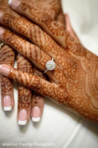 Lovely engagement ring http://www.maharaniweddings.com/gallery/photo/87177 Engagement Ring For Bride Indian, Engagement Photos Ideas Indian, Desi Things, Engagement Dress For Bride, Engagement Nails, Indian Wedding Poses, Wedding Canvas, Pretty Engagement Rings, Ring Ceremony