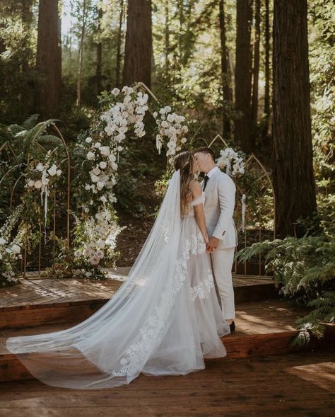 Earthy Theme Wedding, Boho Forest Wedding Dress, Green Earthy Wedding, Twilight Wedding Aesthetic, Twilight Inspired Wedding, Ethereal Elopement, Enchanted Forest Wedding Dress, Earthy Wedding Dresses, Forest Wedding Dress