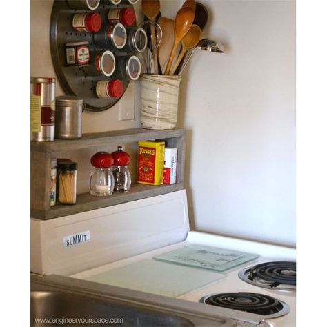 DIY shelf above the stove = extra storage in a small kitchen Small Kitchen Diy, Small Kitchen Decoration, Diy Shelf, Space Saving Hacks, Small Kitchen Decor, Diy Kitchen Storage, Up House, Clever Storage, Tiny Kitchen