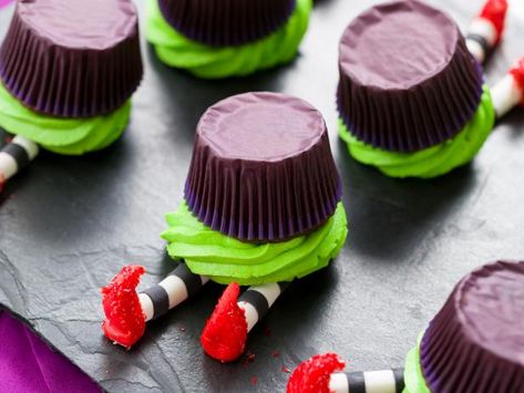 Halloween Baking Recipes, Witch Cupcakes, Edible Luster Dust, Black Fondant, Halloween Baking, Cupcakes Recipe, Fondant Cupcakes, Quick Desserts, Halloween Cupcakes