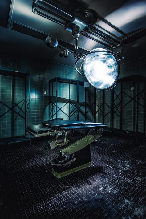 Surgery room in abandoned hospital. Ultra Creepy! Looks like something out of a horror movie! Hospital Games, Surgery Room, Abandoned Cities, Underground Bunker, Photo Prompts, Abandoned Hospital, Arkham Asylum, Sculpture Ideas, Dark Photography