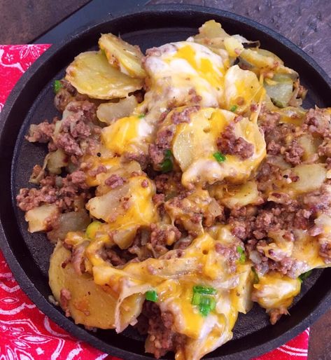 Hamburger Skillet, Hamburger Dinner Ideas, Hamburger And Potatoes, Ground Beef And Potatoes, Potatoes Onions, Meat Recipes For Dinner, Potato Dinner, Gold Potatoes, Hamburger Meat Recipes