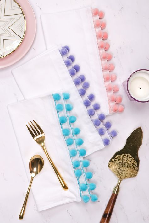 DIY Pom Pom Edged Napkins | Club Crafted Easter Party Food, Diy Sewing Table, Diy Frühling, Easter Entertaining, Diy Pom Poms, Spring Table Decor, Diy Napkins, Diy Pom Pom, Easy Easter Crafts