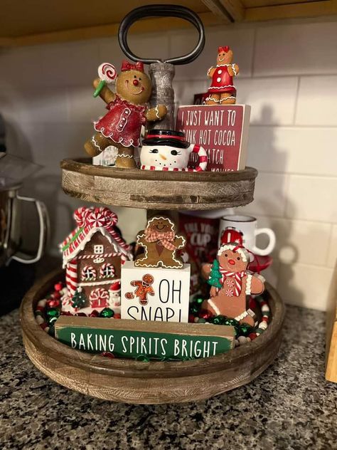 Christmas Tray Decor, Christmas Themed Cake, Chirstmas Decor, Gingerbread Party, Tray Decor Christmas, Gingerbread Crafts, Gingerbread Christmas Decor, Christmas Tray, Easy Christmas Decorations